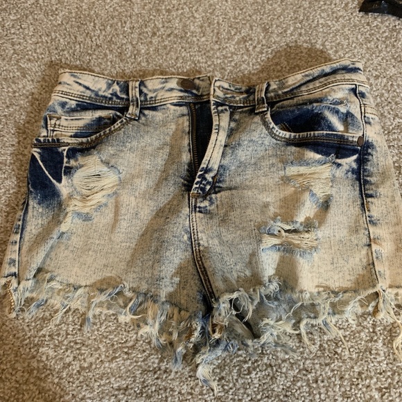 💌bundle3for15%off💌 ACID WASH RIPPED SHORTS! - Picture 4 of 4